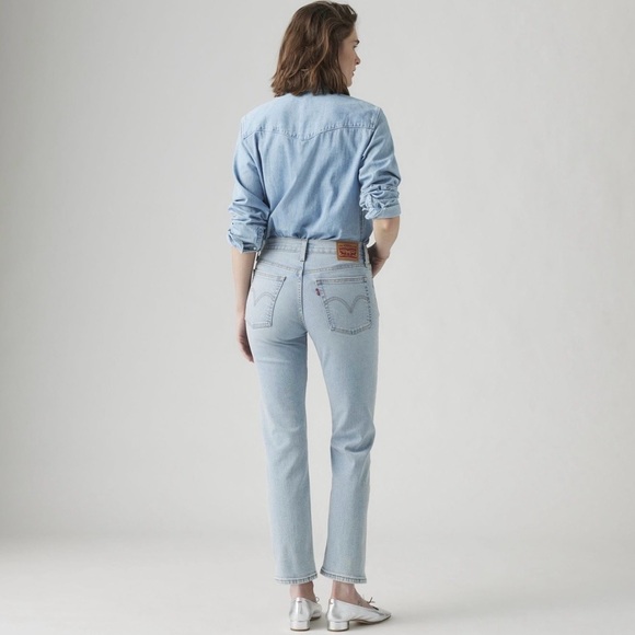 Levi's Wedgie Straight Light Wash Ankle Jeans - Picture 3 of 13